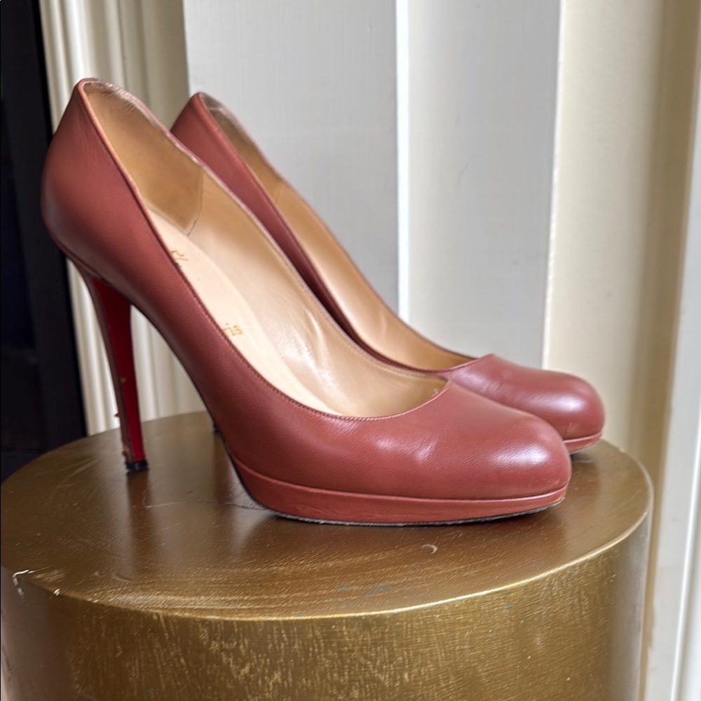 Christian Louboutin | Elegant Brown Leather Pumps. Size 40✨